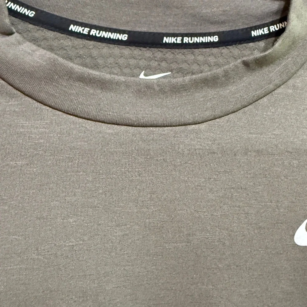 Nike Running Dri-FIT Grey Long Sleeve Top Thumbholes Large Gorpcore Active Life‎